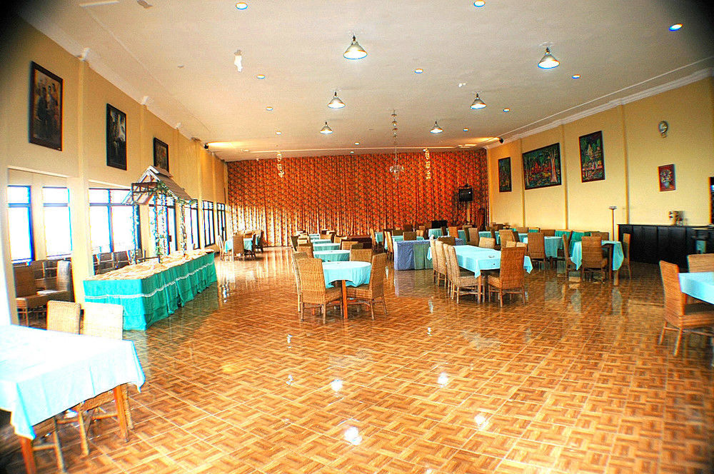 Foresta Inn Family Resort Prigen Buitenkant foto