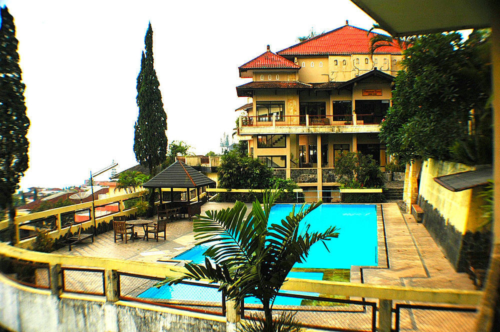 Foresta Inn Family Resort Prigen Buitenkant foto